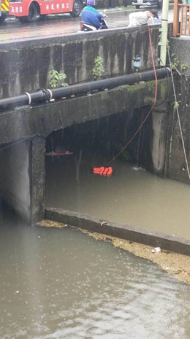 高雄市鳥松區今天中午發生一起女子掉落排水溝內意外事件，警方調查，該名女子有精神上疾病，一時心情低落跳水溝，警消將她救起後，送往醫院救治已無大礙。(警消提供／林雅惠高雄傳真)