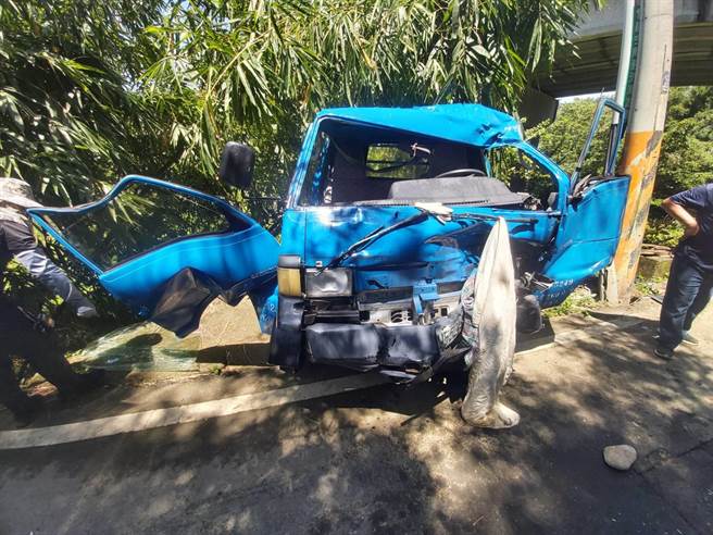 小貨車整輛車體扭曲變形。（翻攝照片／李京昇苗栗傳真）