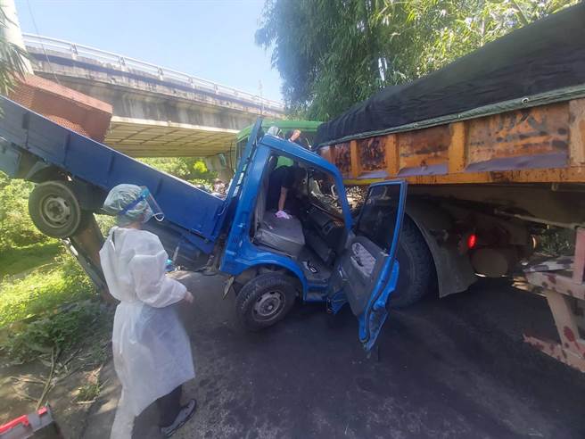 羅姓駕駛一度受困車中。（翻攝照片／李京昇苗栗傳真）