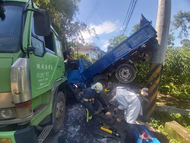 小貨車撞擊後嚴重變形。（翻攝照片／李京昇苗栗傳真）