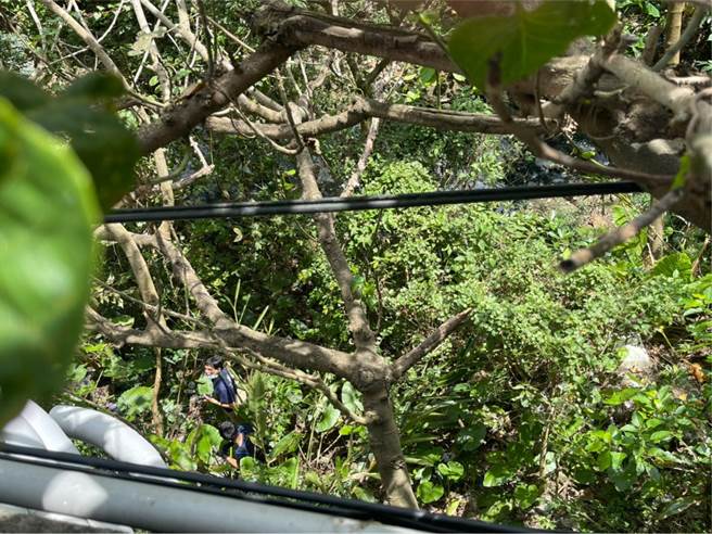 基隆中正区一名男子骑车自撞护栏，人不幸摔落桥下10米深处。（翻摄照片／陈彩玲基隆传真）