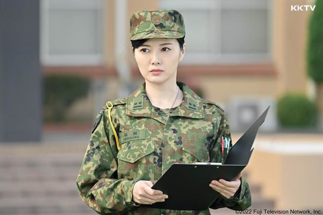 白石麻衣飾演菁英教官，萬綠叢中一點紅。（KKTV 提供）