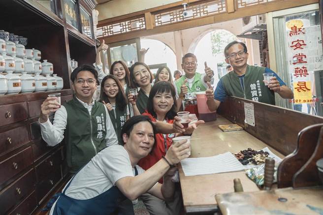 民进党新竹市长参选人沈慧虹（中）5日勤跑选举行程不停歇，一大早至士林市场扫街，之后赶到长和宫参拜，并拜访百年中药行鸿安堂。（民进党提供／陈育贤新竹传真）