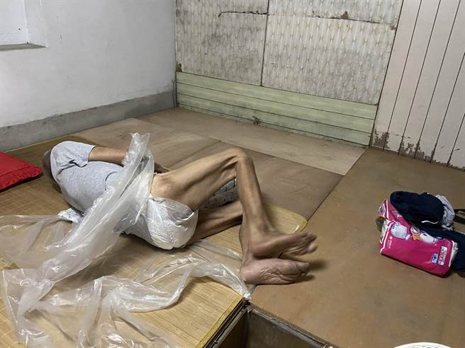 宜兰县三星乡1名61岁俞姓老翁，因中风无谋生能力，加上脚髋节开刀不良于行、卧病在床，只能由60岁的弟弟照料，但俞弟心有余力而不足。（吴佩蓉摄）