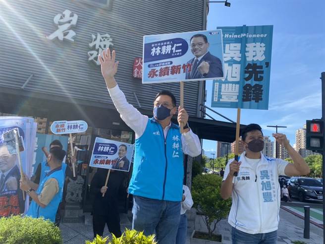 国民党新竹市长参选人林耕仁（左）5日起与各市议员开始联合作战，一早与北区议员参选人吴旭丰站在街头，与上班来往的民眾招手互动、争取支持。（林耕仁提供／陈育贤新竹传真）