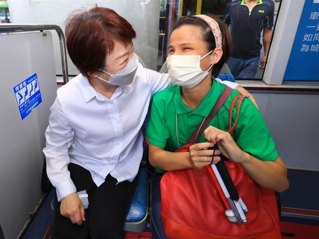 拿出政绩拚连任的台中市长卢秀燕，妈妈市长温暖亲切的形象深植人心，妇幼至上的执政风格，很和台中人口味，民调显示持续位居领先位置。（台中市政府提供／谢琼云台中传真）