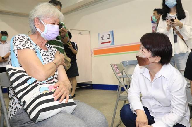 拿出政绩拚连任的台中市长卢秀燕，妈妈市长温暖亲切的形象深植人心，妇幼至上的执政风格，很和台中人口味，民调显示持续位居领先位置。（台中市政府提供／谢琼云台中传真）