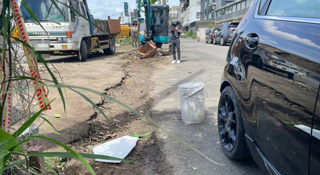 他花錢買地蓋停車場，圖為施工照片。（圖／翻攝自爆怨公社）
