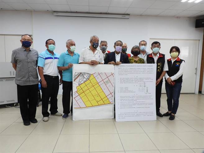 台糖公司位于凤林镇的土地有79公顷属原住民传统领域，经立法委员廖国栋长年协调，将优先把土地租借给当地的凤信、山兴、中兴、大荣、长桥与森荣6个部落使用，并在今天共同签署备忘录。（罗亦晽摄）