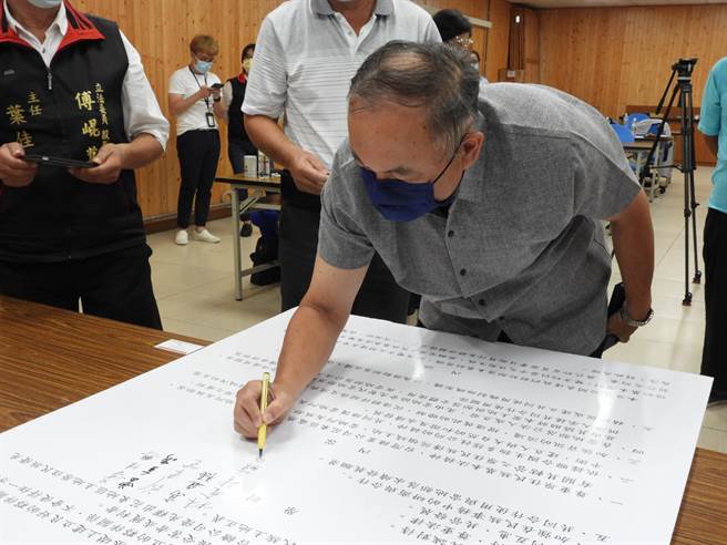 台糖公司位于凤林镇的土地有79公顷属原住民传统领域，经立法委员廖国栋长年协调，将优先把土地租借给当地的凤信、山兴、中兴、大荣、长桥与森荣6个部落使用，并在今天共同签署备忘录；图为台糖公司农经处副处长苏建元（罗亦晽摄）