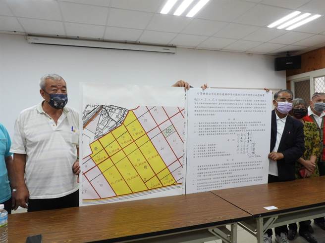 台糖公司位于凤林镇的土地有79公顷属原住民传统领域，经立法委员廖国栋长年协调，将优先把土地租借给当地的凤信、山兴、中兴、大荣、长桥与森荣6个部落使用，并在今天共同签署备忘录。（罗亦晽摄）