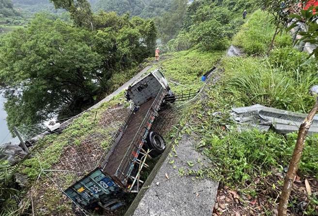 新北市坪林区北宜公路36公里处，稍早发生货车跌落边坡意外。（警方提供／李奇叡新北传真）