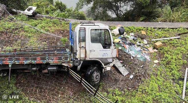 林男连人带车掉落约3公尺深的山坡。（警方提供／李奇叡新北传真）