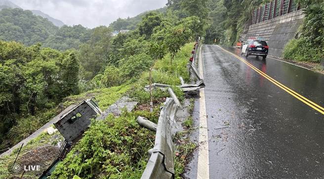 林男车辆突然失控，先撞上右侧山壁护栏，再朝对向车道失控而去。（警方提供／李奇叡新北传真）