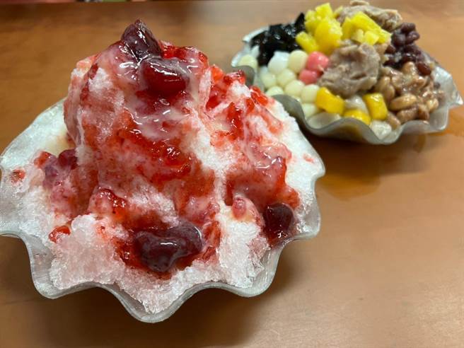 高雄鳳山青年、龍華、國民等12處市集響應，每周推出130種以上商品，總價逾200萬元，開放民眾以50元銅板價搶好康。（柯宗緯翻攝）