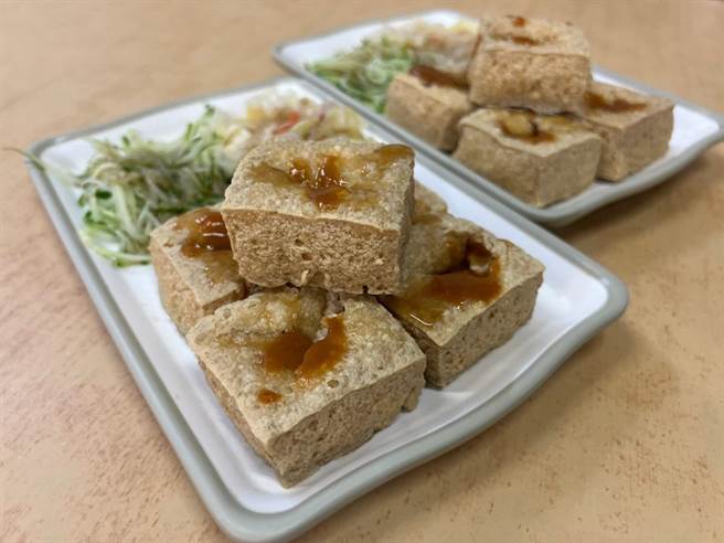 高雄鳳山青年、龍華、國民等12處市集響應，每周推出130種以上商品，總價逾200萬元，開放民眾以50元銅板價搶好康。（柯宗緯翻攝）