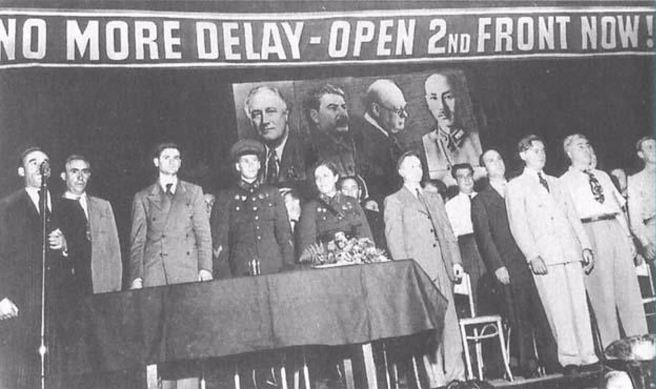 二战期间苏联举行开辟第二战场会议，现场挂有蒋介石照片与美、苏、英等国领袖并列，显示中国在二战的地位。（莫斯科驻台代表处提供）