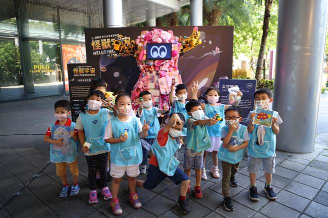 新北市兒童藝術節近期登場，以怪獸宇宙為主題，與藝術家、新北市玩具銀行及板橋大遠百合作，收集上百件二手玩具，並由藝術家呂志文出手，將玩具打造成「太空寶怪」藝術品。（文化局提供）