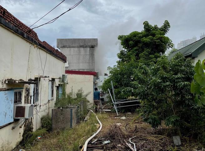  屏東縣恆春鎮恆南路的一處住宅5日下午發生火警，濃煙竄出，警消隨即布水線搶救，火場內發現1名6歲男童，已無生命跡象，送醫搶救中。（圖/ 中央社）