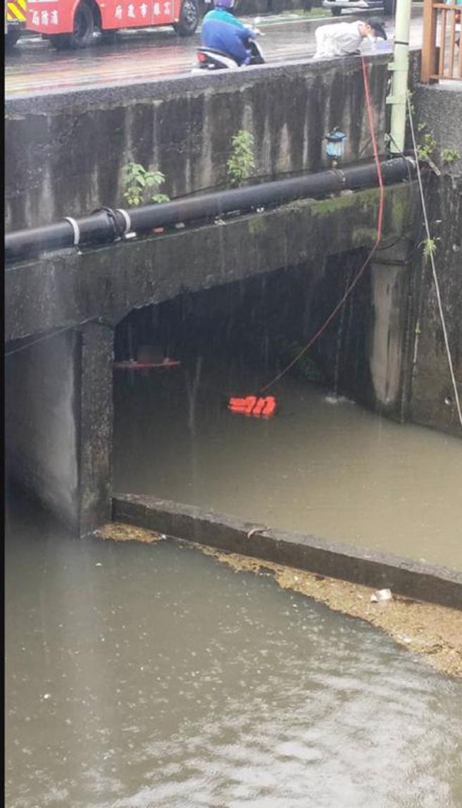 高雄市鳥松區澄清湖附近排水溝5日發生意外，一名女子不明原因落水，所幸救護人員獲報趕抵即時救起，僅左腳有擦傷、意識清醒，送醫治療無礙。（圖/ 中央社）