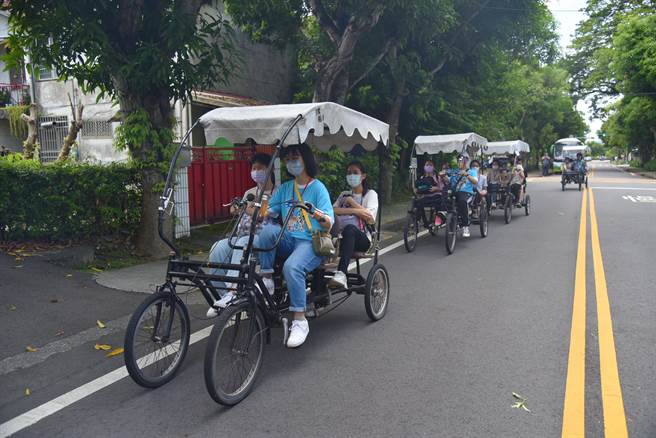 閱讀高手和心得達人，走讀中興新村文史景觀。（南投縣政府提供／廖志晃南投傳真）
