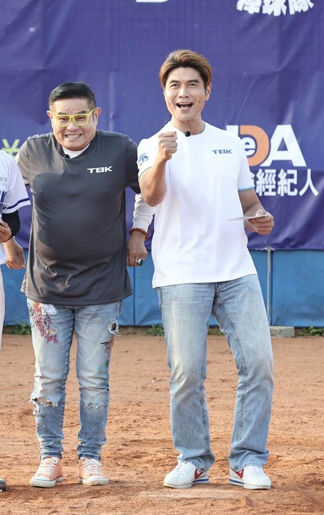 许效舜（左）担任《超级王牌棒球队》嘉宾。（巨宸制作提供）