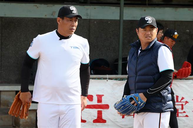 胡金龙（右）担任飞行客座教练，左为教练陈文宾。（巨宸制作提供）