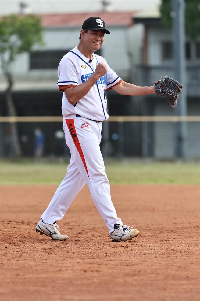 「假日飞刀手」陈义信担任客座教练秀出着名拉弓动作。（巨宸制作提供）