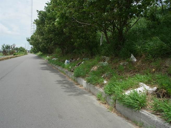 北港溪防汛道路云林县元长乡鹿寮段缺乏管理，沦为大型垃圾场。（张朝欣摄）