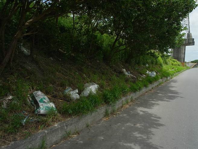 北港溪防汛道路云林县元长乡鹿寮段缺乏管理，沦为大型垃圾场。（张朝欣摄）