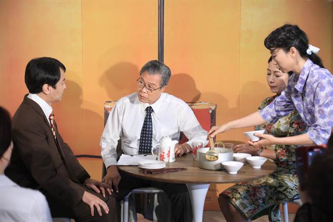 舞台剧主演员群们现场重现精彩片段，让观眾跟着剧情穿越时空，復刻一场浪漫的爱情故事。（谢琼云摄）