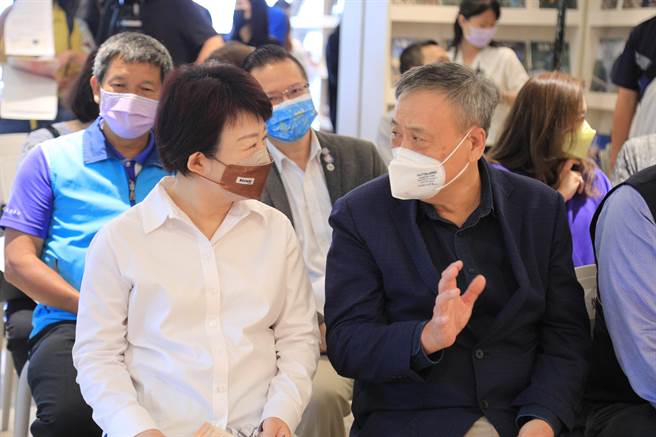 导演李岗（右）监制的舞台剧《时光の手箱：我的阿爸和卡桑》，7月22日至24日将于台中国家歌剧院重新演出。台中市长卢秀燕（左）亲自出席上午的宣传记者会表达支持。（谢琼云摄）