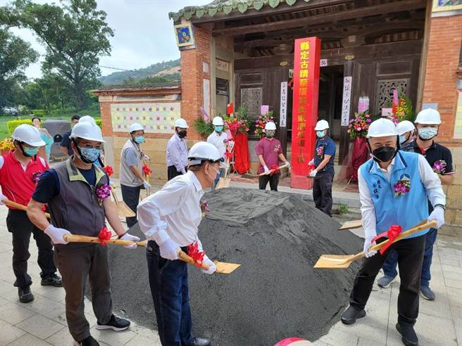 金门县定古蹟蔡厝蔡氏家庙今天展开修復工程。（金门县文化局提供）