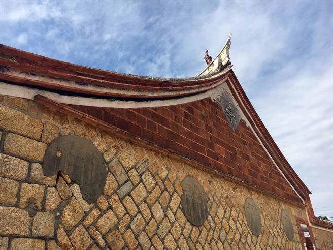 走过两岸冷战年代的墙面「反共抗俄」标语修復后仍将保留下来。（李金生摄）