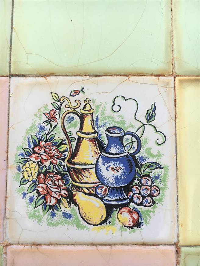 六０年地方建筑特色之一的彩绘磁砖，可见于蔡氏家庙的建筑立面。（李金生摄）