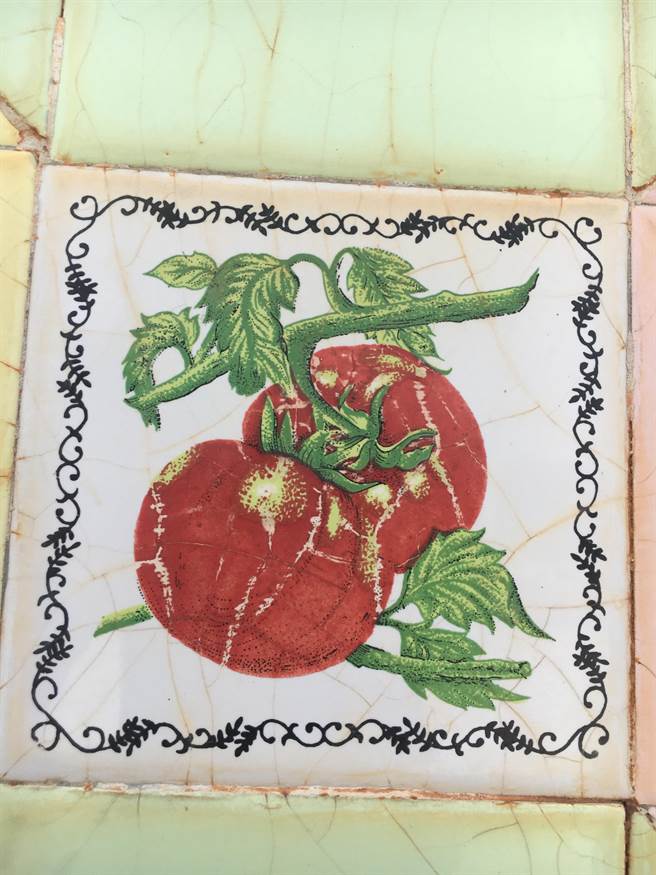 六０年地方建筑特色之一的彩绘磁砖，可见于蔡氏家庙的建筑立面。（李金生摄）