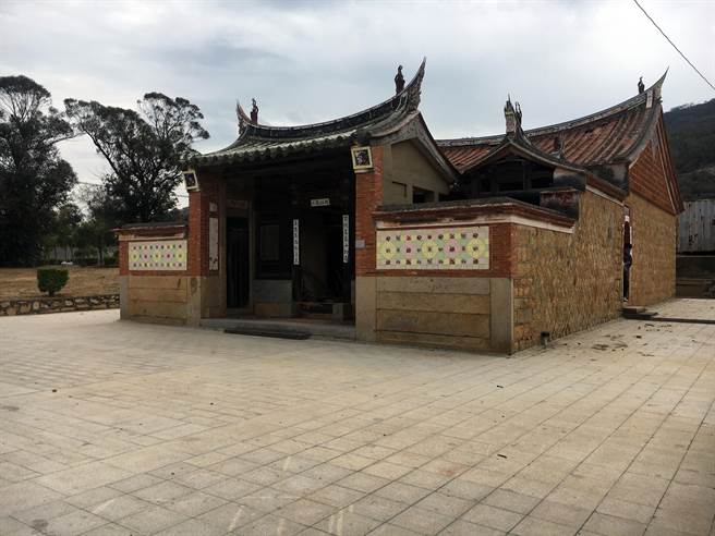 蔡氏家庙构工重点所在的屋脊有彩绘磁砖及泥塑剪黏装饰，颇具时代保存价值。（李金生摄）