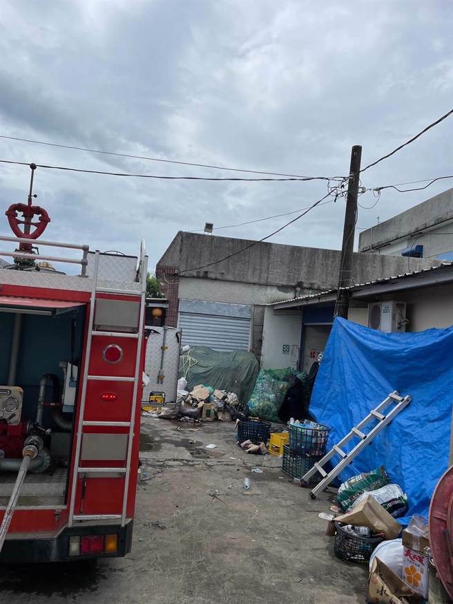 屏东恒春镇5日惊传住宅火警，阿公逃出门报警前，曾在屋内向孙子喊「快逃」。（屏东消防局提供）