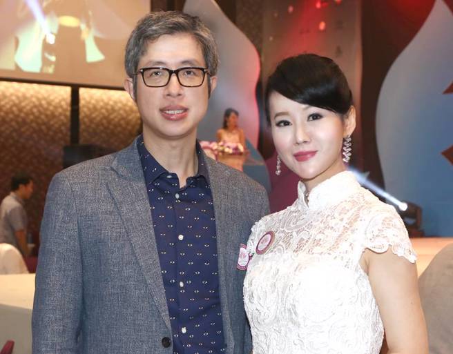 張如君(右)與邱浚彥(左)一同開啟今年全球城市小姐選美活動的賽程。(中華全球城市選拔協會提供)