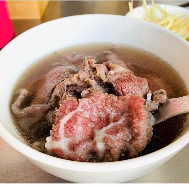 台南市立游泳池重开幕，黄伟哲除了鼓励市民多运动外，更PO照介绍泳池周边美食，未料引起市民留言全歪楼。(翻摄自黄伟哲脸书)