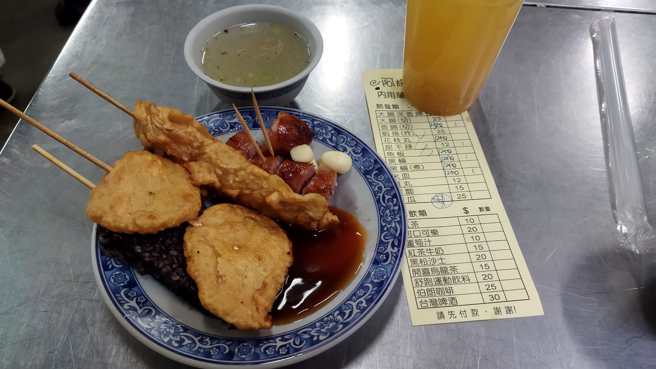 台南市立游泳池重开幕，黄伟哲除了鼓励市民多运动外，更PO照介绍泳池周边美食，未料引起市民留言全歪楼。(翻摄自黄伟哲脸书)