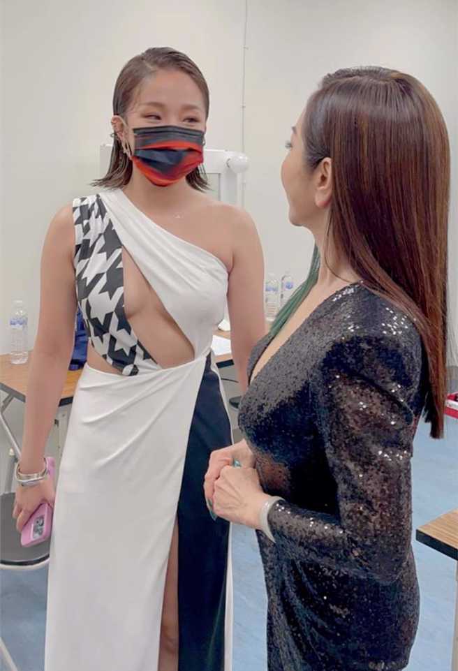 陈美凤在FB贴出和赖慧如嘘寒问暖合照。(图/陈美凤 FB)