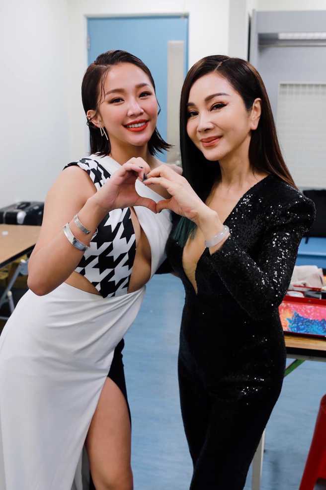 赖慧如在FB贴出和前辈陈美凤合照，戏外有着好交情的两人胸部亲密接触。(图/赖慧如 FB)