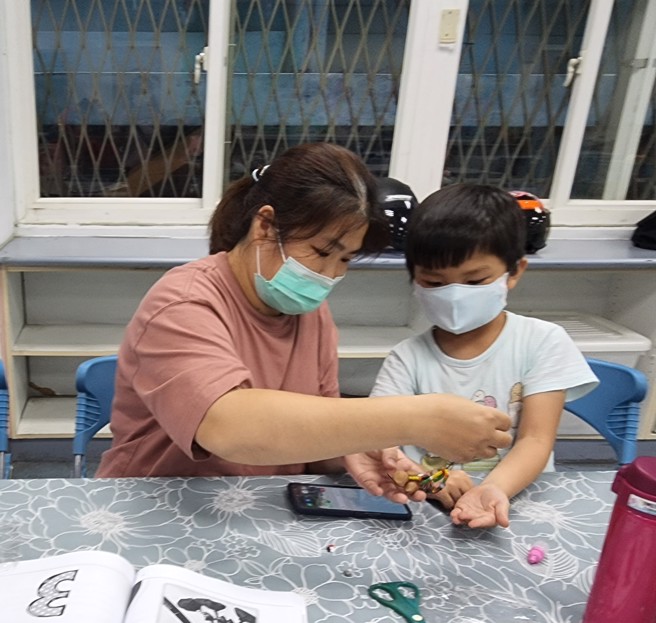 「原」來這麼幸福-親子樂學營，親子共同手作情緒輪輪轉心情日記 。(照片/新北市教育局提供)