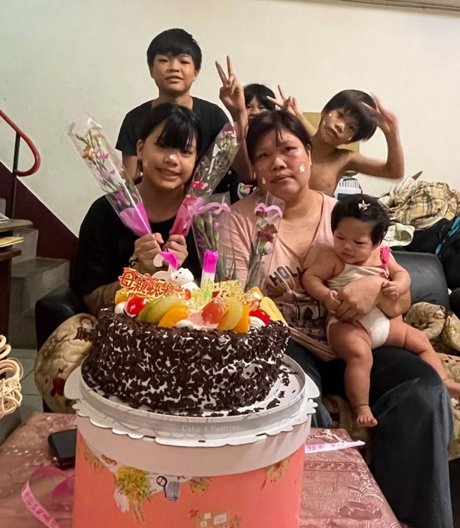 化名为小萱的孩子表示，母亲节时全家拥抱照相画面让她十分难忘。（图/新北市教育局提供）