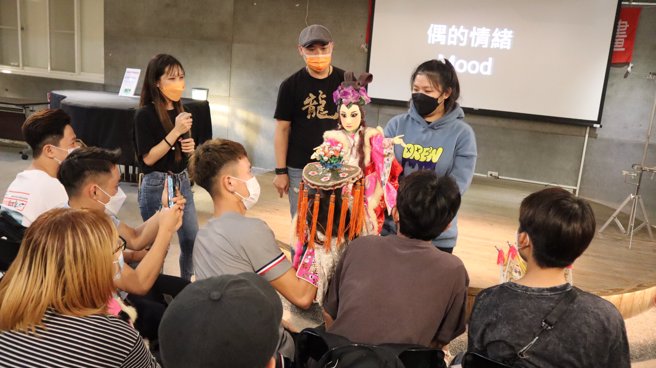 「偶」爱高苑科大，外籍生体验台湾布袋戏之美。(照片/高苑科大提供)