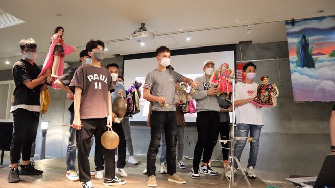 「偶」爱高苑科大，外籍生演出台湾布袋戏。(照片/高苑科大提供)