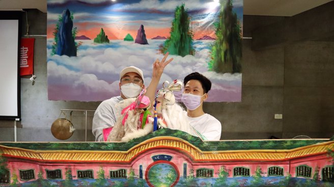 「偶」爱高苑科大，外籍生演出台湾布袋戏。(照片/高苑科大提供)