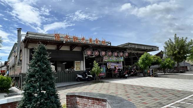 盐水观光美食城是盐水道地小吃集散地，周边也有不少小吃名店，颇受外地游客欢迎。（张毓翎摄）