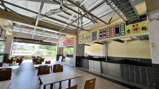 盐水观光美食城逾半数空摊，管理单位坦言，人口外移、南荣科技大学停招后，来客量掉了很多。（张毓翎摄）